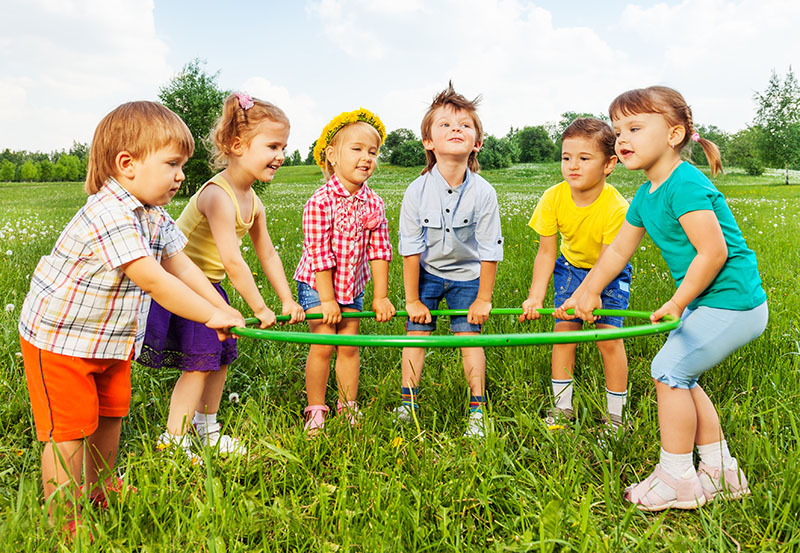 Развлечения на поляне. Дети и природа. Дети играют на траве. Дети на Поляне. Играющие дети.